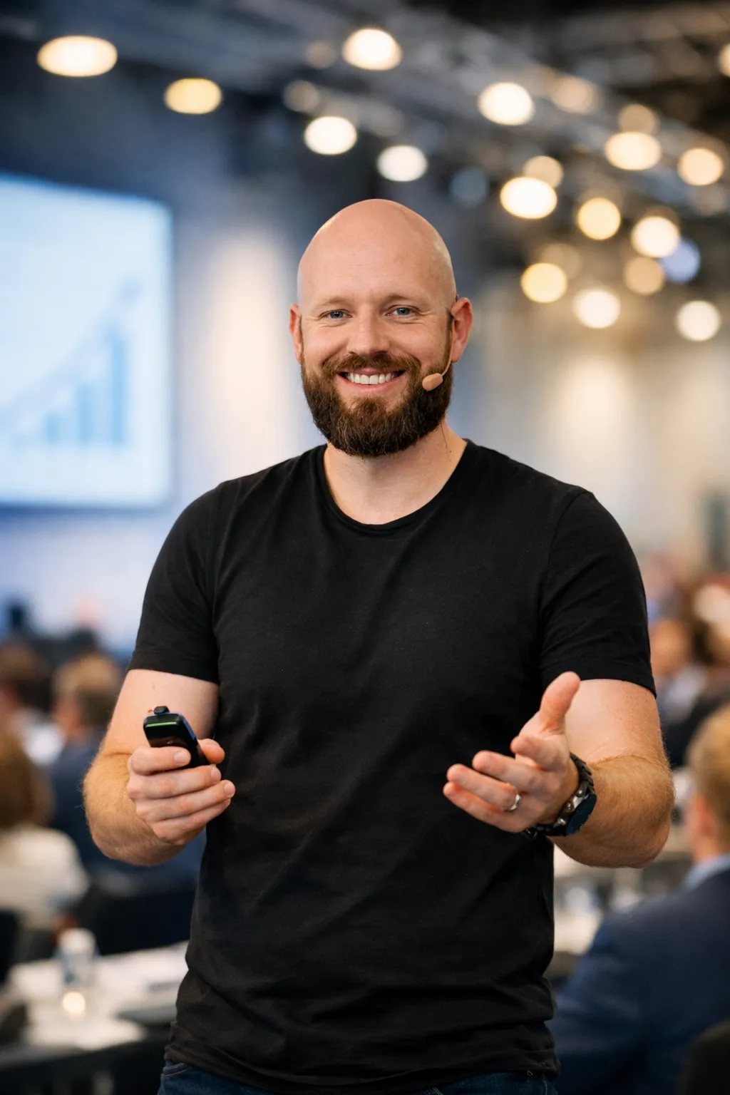 Benedict Neuner auf Bühne, casual